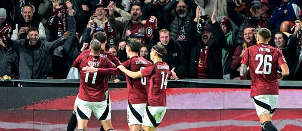 Fotbalisté Sparty slaví branku v derby pražských S
