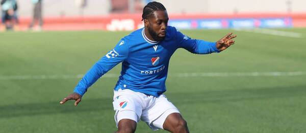 Dennis Owusu, ostravský záložník, s míčem proti Hradci Králové Dennis Owusu, ostravský záložník, s míčem proti Hradci Králové