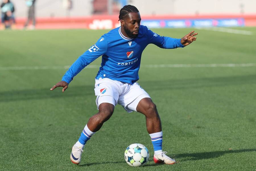 Dennis Owusu, ostravský záložník, s míčem proti Hradci Králové Dennis Owusu, ostravský záložník, s míčem proti Hradci Králové