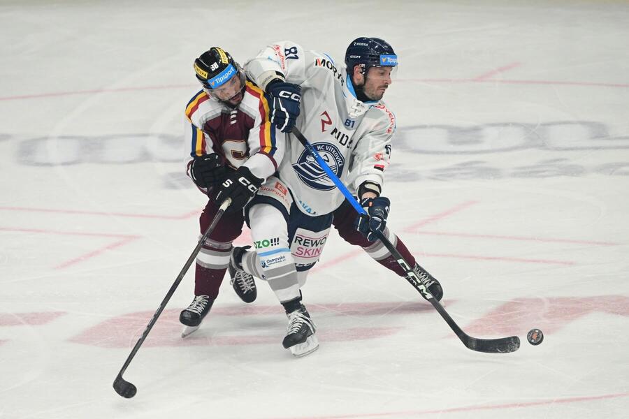 45. kolo TELH 2025/26: Zleva na fotce útočník Sparty Tomáš Hyka a Yohann Auvitu, ostravský obránce 45. kolo TELH 2025/26: Zleva na fotce útočník Sparty Tomáš Hyka a Yohann Auvitu, ostravský obránce