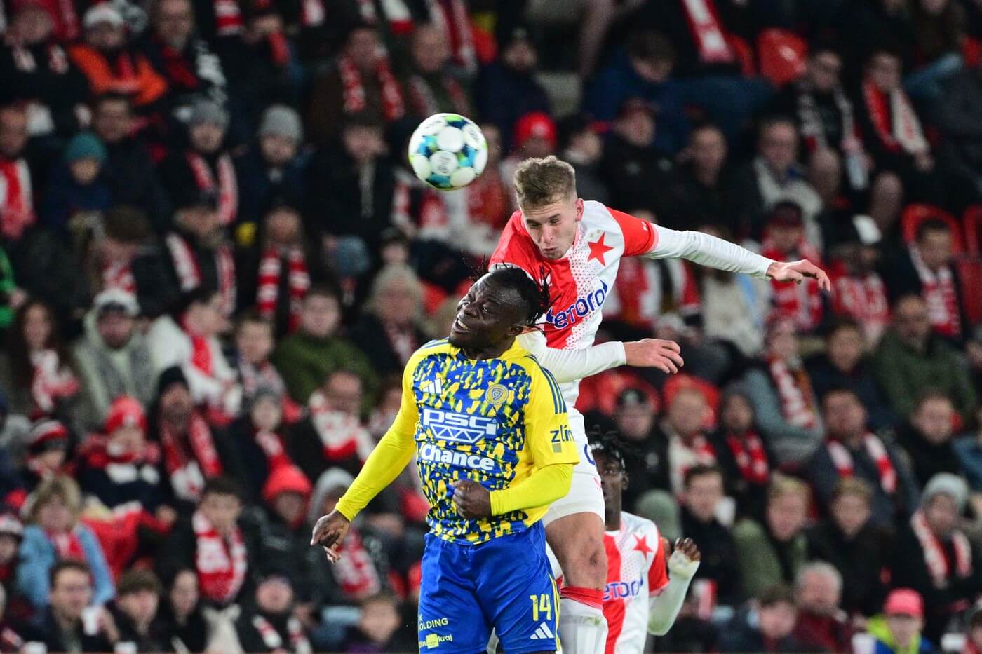 Stanley Kanu ze Zlína a David Zima ze Slavie Stanley Kanu ze Zlína a David Zima ze Slavie