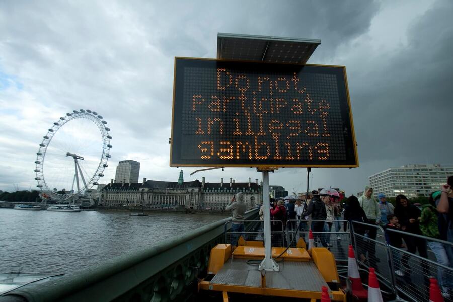 Elektronická cedule v Londýně varuje před nelegálním hazardem Elektronická cedule v Londýně varuje před nelegálním hazardem