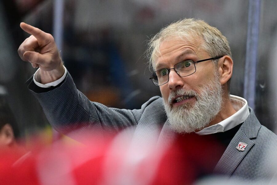 Trenér Tomáš Martinec dovedl Hradec Králové k výhře nad Kometou, v dnešním 20. kole extraligy Mountfield HK hostí Třinec Trenér Tomáš Martinec dovedl Hradec Králové k výhře nad Kometou, v dnešním 20. kole extraligy Mountfield HK hostí Třinec