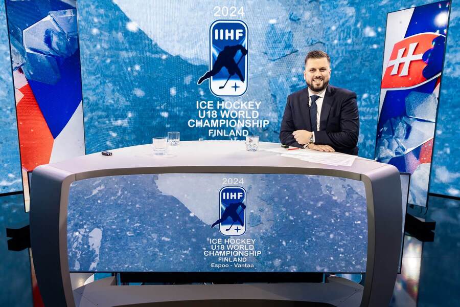 Moderátor hokejového studia JOJ Šport TV Dominik Kríž