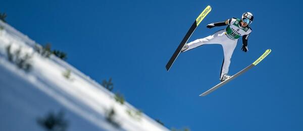 Náš závodník Jiří Konvalinka při skoku na lyžích