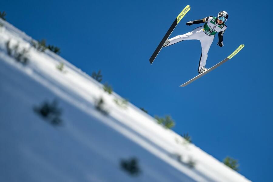 Náš závodník Jiří Konvalinka při skoku na lyžích