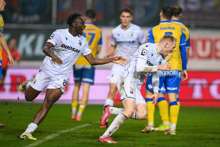 Václav Jemelka (vpravo) zajistil Plzni těsnou výhru v Teplicích