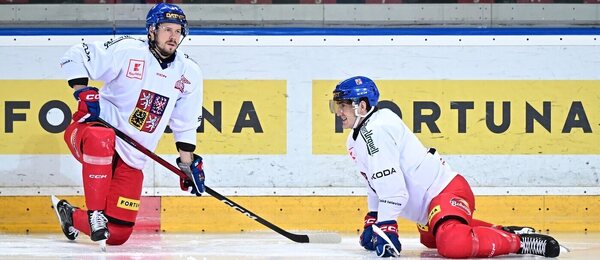 Filip Chlapík a Lukáš Sedlák při tréninku české hokejové reprezentace před odletem na EHT Karjala Cup 2025 (Finské hokejové hry 2025)