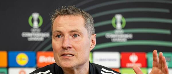 Trenér Sparty Brian Priske na tiskové konferenci