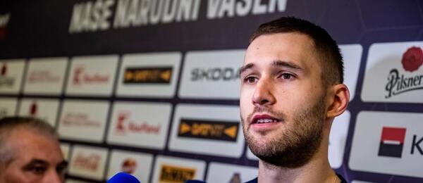 Reprezentační forvard Daniel Kurovský poskytuje médiím rozhovor, fotka byla pořízena před startem Karjala Cupu 2025