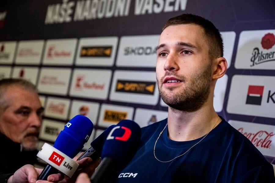 Reprezentační forvard Daniel Kurovský poskytuje médiím rozhovor, fotka byla pořízena před startem Karjala Cupu 2025