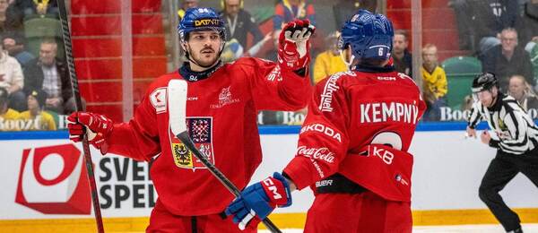 Karjala Cup 2025: Čeští reprezentanti Jakub Lauko a Michal Kempný se radují ze vstřelené branky do sítě Švédska