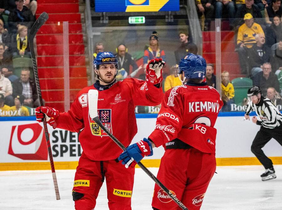 Karjala Cup 2025: Čeští reprezentanti Jakub Lauko a Michal Kempný se radují ze vstřelené branky do sítě Švédska