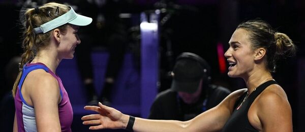 Elena Rybakina a Aryna Sabalenka po zápase na loňském WTA Finals, dnes je čeká finále Turnaje mistryň 2025