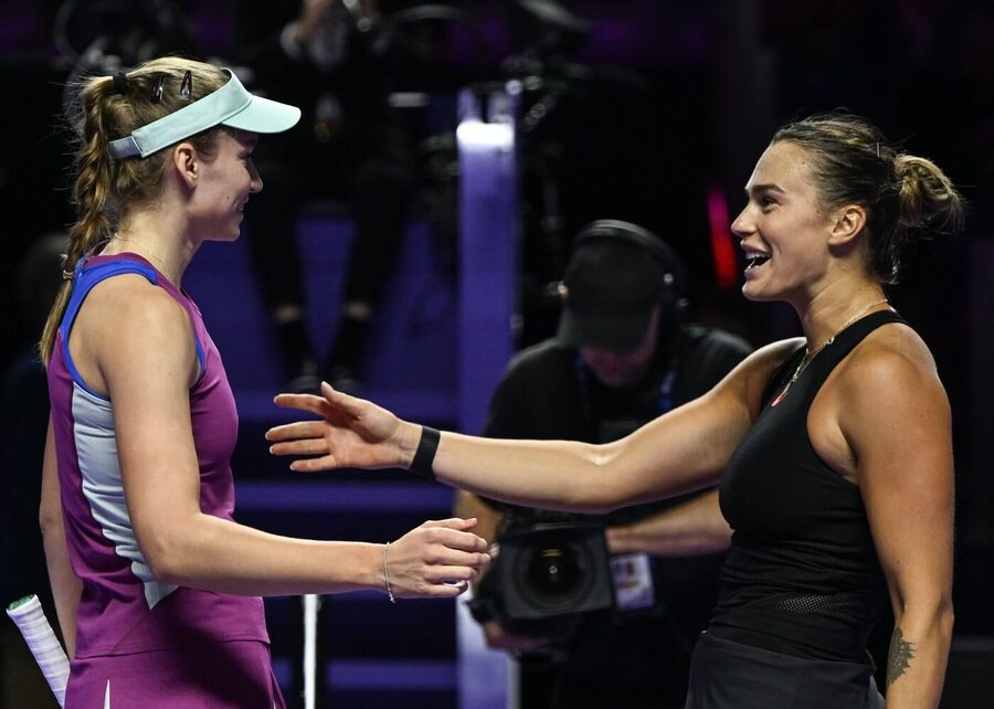 Elena Rybakina a Aryna Sabalenka po zápase na loňském WTA Finals, dnes je čeká finále Turnaje mistryň 2025