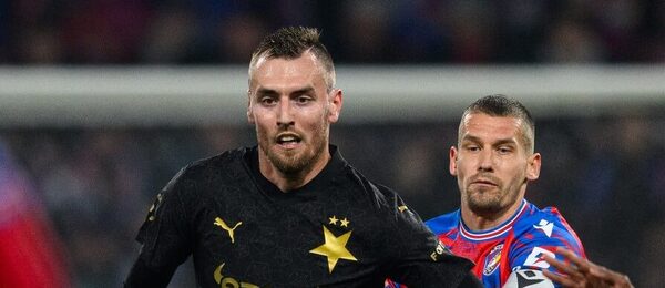 Tomáš Chorý v souboji s plzeňskými fotbalisty