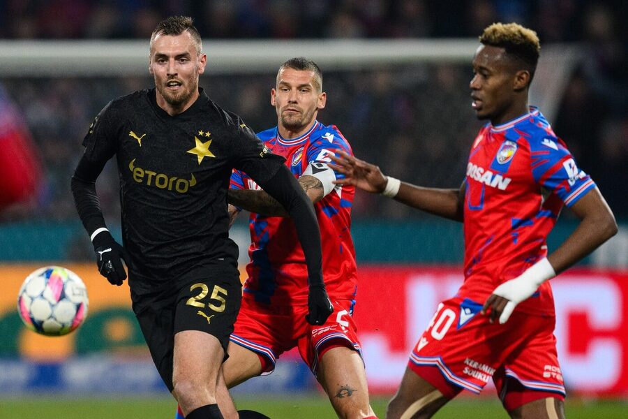 Tomáš Chorý v souboji s plzeňskými fotbalisty