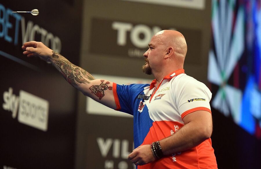 Český šipkař Karel Sedláček na World Cup of Darts, dnes Zlej Kája na Grand Slam of Darts 2025 hraje s Lukem Littlerem
