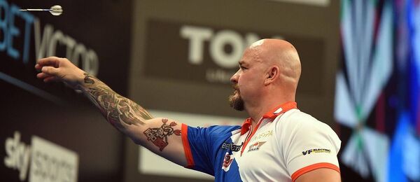 Český šipkař Karel Sedláček na World Cup of Darts, dnes Zlej Kája na Grand Slam of Darts 2025 hraje s Lukem Littlerem