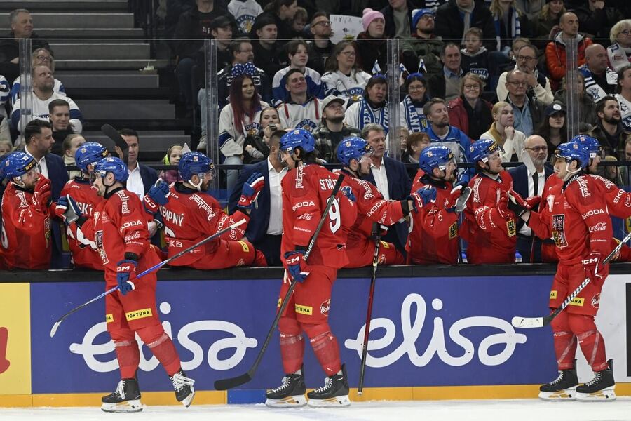 Hráči české reprezentace se radují po vstřelení branky v zápase na Karjala Cupu 2025