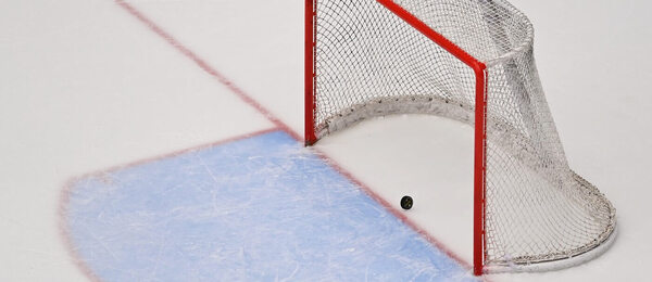 Hokejový puk přechází brankovou čáru