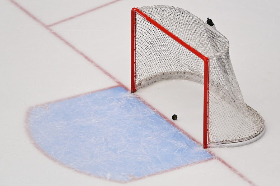 Hokejový puk přechází brankovou čáru