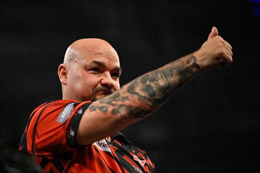 Český šipkař Karel Sedláček v&nbsp;zápase Grand Slam of Darts 2025 v&nbsp;Anglii, kde ho dnes čeká přímý souboj o&nbsp;postup do osmifinále