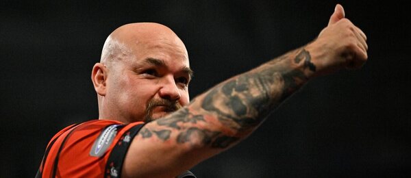 Český šipkař Karel Sedláček v zápase Grand Slam of Darts 2025 v Anglii, kde ho dnes čeká přímý souboj o postup do osmifinále