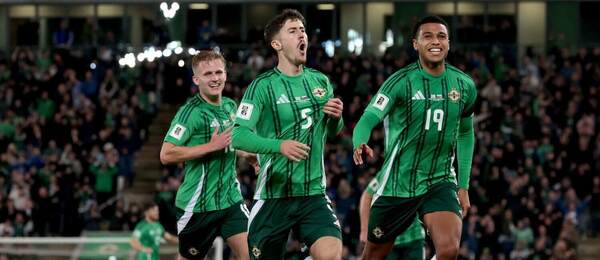 Trai Hume (uprostřed) pojistil vítězství Severního Irska 2:0 nad Slovenskem