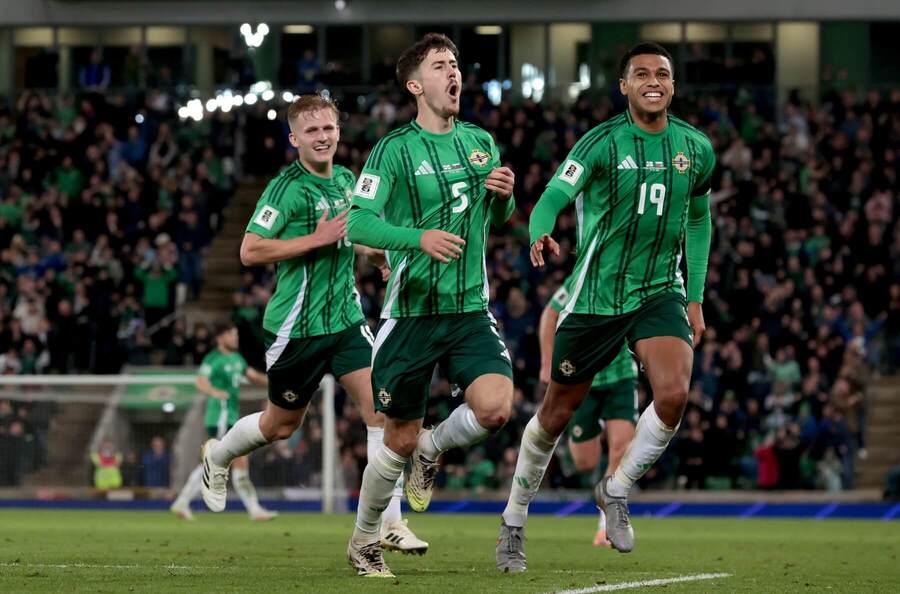 Trai Hume (uprostřed) pojistil vítězství Severního Irska 2:0 nad Slovenskem