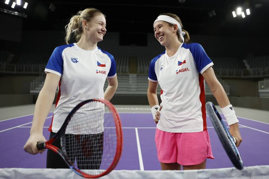 České fedcupové reprezentantky Lucie Havlíčková a Nikola Bartůňková během tréninku na baráž Billie Jean King Cupu 2025, kde dnes Česko vyzve Kolumbii