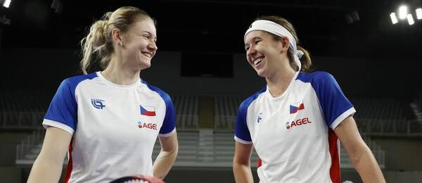 České fedcupové reprezentantky Lucie Havlíčková a Nikola Bartůňková během tréninku na baráž Billie Jean King Cupu 2025, kde dnes Česko vyzve Kolumbii