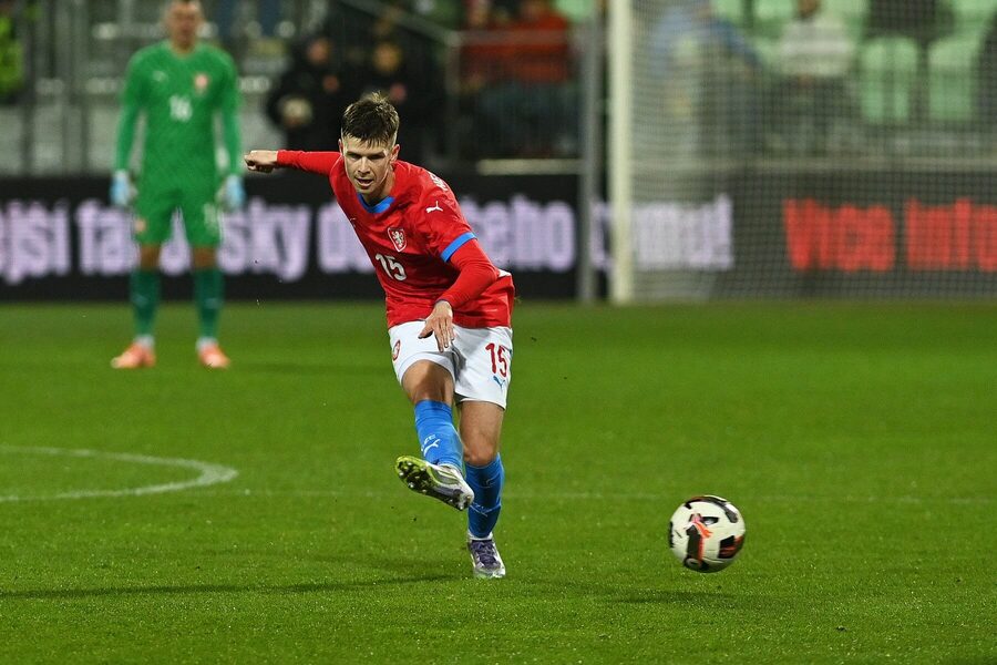Záložník Patrik Hellebrand v akci proti San Marinu