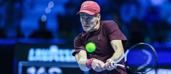 Jannik Sinner ve včerejším zápase na Turnaji mistrů 2025, dnes ho spolu s dalšími tenisty čeká semifinálový program