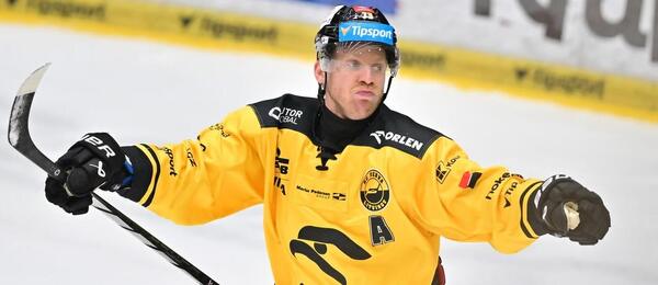Hokejista Ondřej Kaše po vítězné brance Litvínova v minulém kole, dnes je na programu 23. kolo Tipsport extraligy