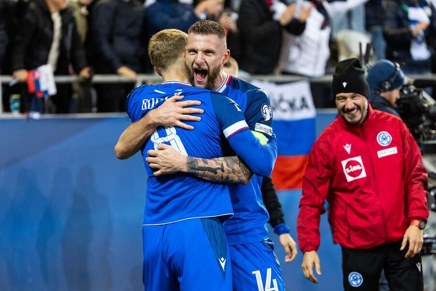 Radost slovenských reprezentantů Tomáše Bobčeka a Milana Škriniara
