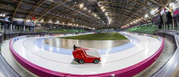 Ovál na rychlobruslení měří 400 metrů
