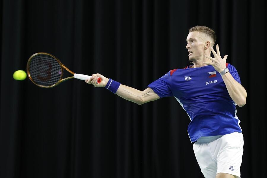 Český tenista Jiří Lehečka při tréninku na finálový turnaj Davis Cupu 2025 v Bologni. Kdy hrají Češi se Španěly?