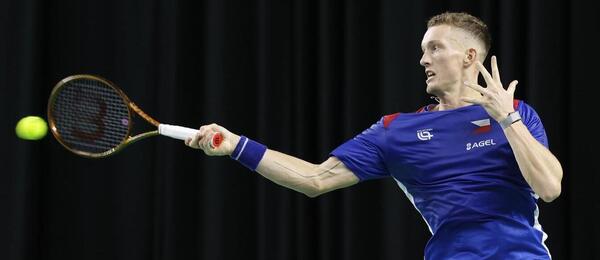 Český tenista Jiří Lehečka při tréninku na finálový turnaj Davis Cupu 2025 v Bologni. Kdy hrají Češi se Španěly?