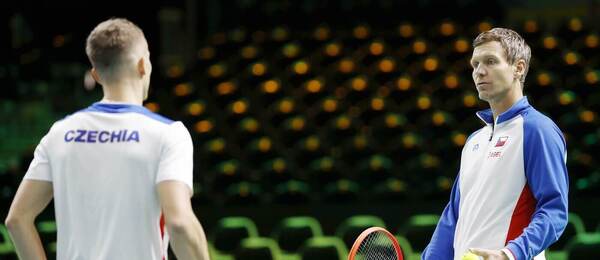 Jiří Lehečka a nehrající kapitán Tomáš Berdych během přípravy v Bologni