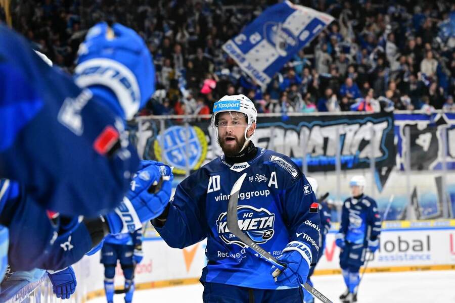 Hokejista Komety Brno Hynek Zohorna se raduje z gólu proti Ocelářům Třinec ve 23. kole, jaký je program 24. kola české extraligy?