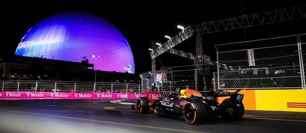 Max Verstappen při závodě Formule 1 v Las Vegas