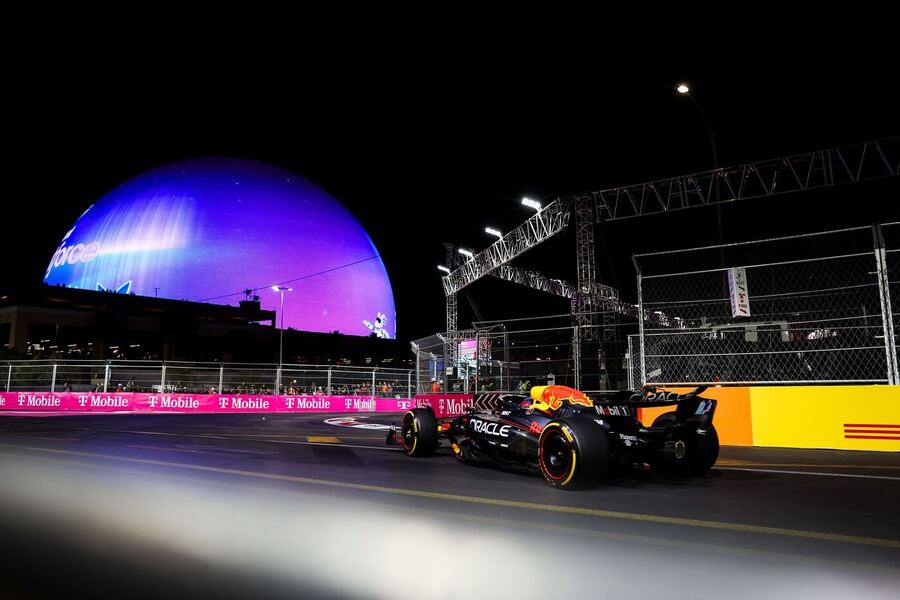 Max Verstappen při závodě Formule 1 v Las Vegas