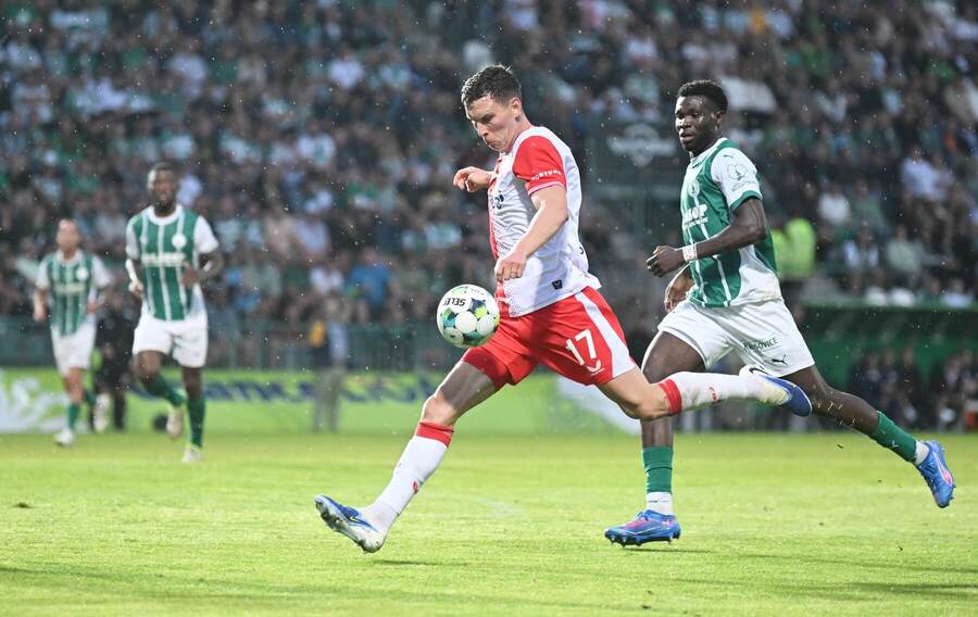 Lukáš Provod ze Slavie v prvním vzájemném duelu s Bohemians, za ním Nelson Okeke