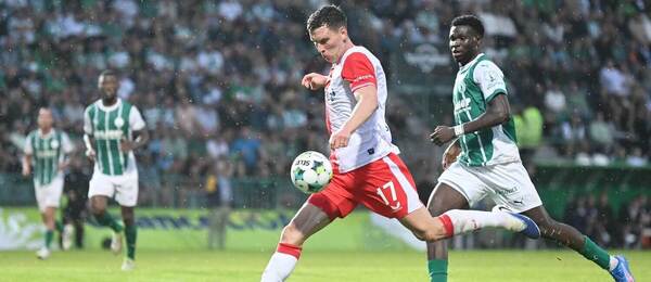 Lukáš Provod ze Slavie v prvním vzájemném duelu s Bohemians, za ním Nelson Okeke