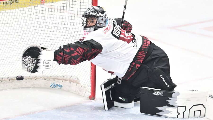 Brankář Sparty Jakub Kovář v pátek zářil proti Hradci Králové, dnes je na programu kompletní 25. kolo Tipsport extraligy