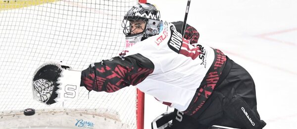 Brankář Sparty Jakub Kovář v pátek zářil proti Hradci Králové, dnes je na programu kompletní 25. kolo Tipsport extraligy