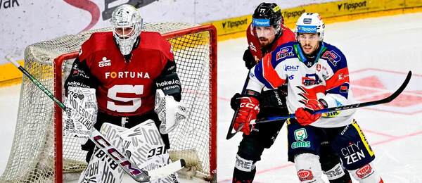 13. kolo TELH 2025/26: Zleva na snímku gólman Sparty Josef Kořenář, jeho spoluhráč David Němeček a pardubický forvard Carsen Twarynski