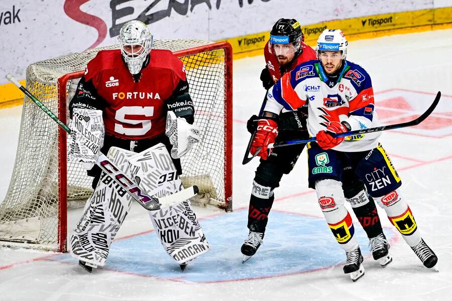 13. kolo TELH 2025/26: Zleva na snímku gólman Sparty Josef Kořenář, jeho spoluhráč David Němeček a pardubický forvard Carsen Twarynski