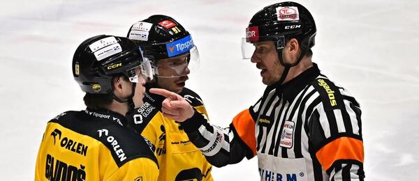 Hokejisté Litvínova František Gajdoš a Matúš Sukeľ v nedělním utkání proti Třinci, dnes je ve 26. kole Tipsport ELH hostí Kladno